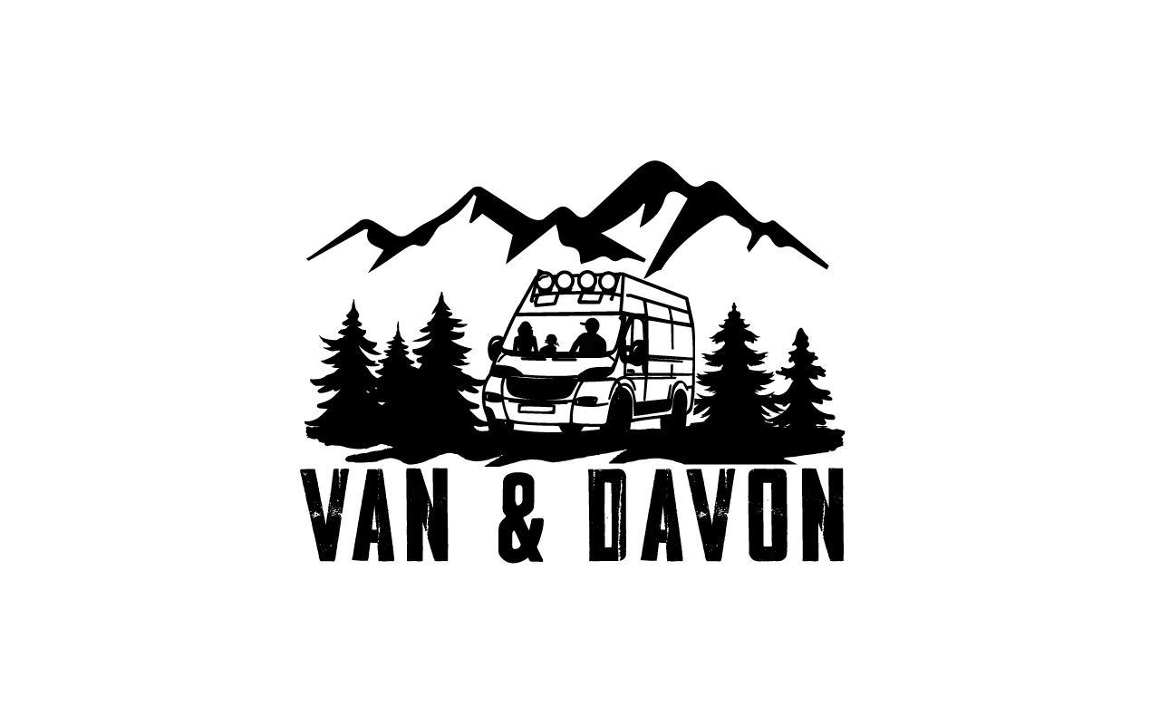 Wohnmobil zwischen Bäumen vor Gebirge mit Van und davon Logo